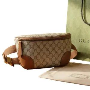 [구찌](공식매장AS가능)(풀구성품) 구찌 GG 엠블럼 미디움 벨트백 힙색 브라운 821162 FAEEC 9786