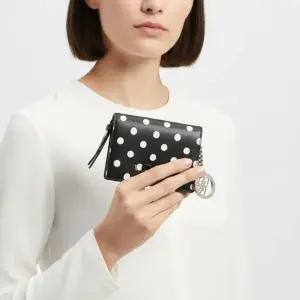 GANNI B3010009 099 도트 프린트 로고 보우 플랩 지갑