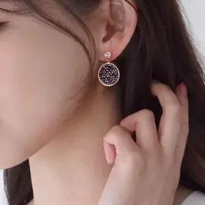 투써클 오스트리아 크리스탈 레드로즈골드 침 귀걸이 WFFJO7W