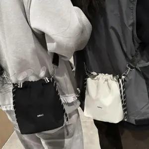 스트랩포인트 데일리 남녀공용 커플템 미니 크로스백 WFFH1GW