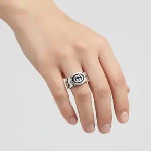 공식매장AS가능) 케이스쇼핑백포함) 와이드 인터로킹 G 반지 실버 블랙 678656