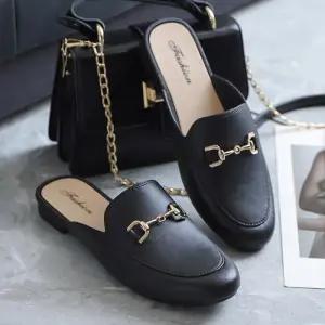 골드 스트랩 장식 레더 플랫 뮬 블로퍼 BLP059