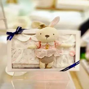 [압소바 의류] 꽃토끼뱀부우주복 내의 인형 3종세트 26년봄신상 (A1110613E)