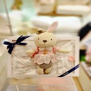 [압소바 의류] 꽃토끼뱀부우주복 속싸개 인형 3종세트 26년봄신상 (A1110613H)