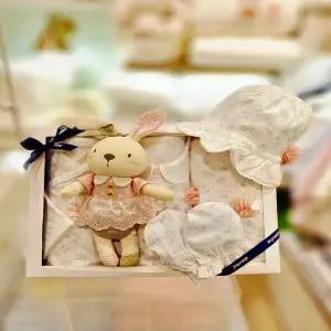 [압소바 의류] 꽃토끼뱀부우주복 속싸개 슈트 손싸개 모자 인형 6종세트 (A1110613O)