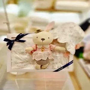 [압소바 의류] 꽃토끼뱀부우주복 속싸개 로라모자 인형 4종세트 (A1110613J)