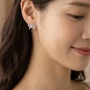 미혼남녀 한지민 리본 귀걸이 이의영 소개팅룩 하객룩