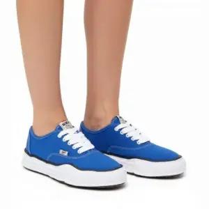 MUST IT_메종 미하라 야스히로 베이커 OG 솔 캔버스 로우탑 스니커즈 블루 A02FW704