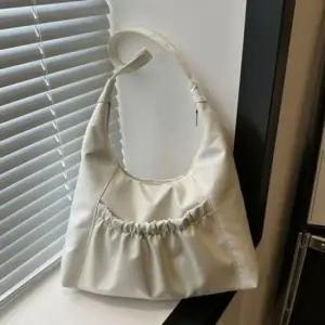 [패션] 여성 대학생 셔링 디자인 포켓 숄더백 출근룩 데일리 크로스백