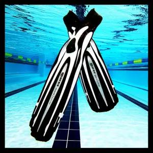 강습반 오리발추천 브랜드 핀수영 핀대회 역대급 추진력 아반티엑셀 오픈워터 롱핀 흰색 수영장