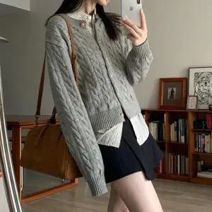 클래식 꽈배기 니트 가디건 OSM-1005831