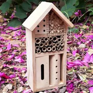 정원용 나무 곤충 호텔 - 유익한 정원 곤충을 유치하기 위해 꿀벌 집과 무당벌레 집 수분 매개체 벌레