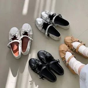 여자 발레코어 레더 스트랩 리본 버클 플랫슈즈