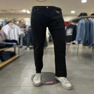 [리바이스] 리바이스 남성 502 테이퍼 쿨맥스 블랙 면바지 (295071630)