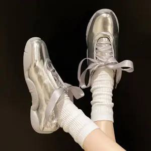 [하프클럽/레이디슈]레이디슈 메탈릭 리본 아일렛 발레코어 스니커즈 0213