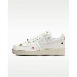 나이키 에어 포스 1 07 SE LNY 여성 신발 - 세일팬텀팀 크림슨팬텀 IQ1143-100 311886 (IQ1143-100)