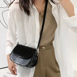 미니 반달 체인 숄더 크로스백 직장인 여자 핸드백