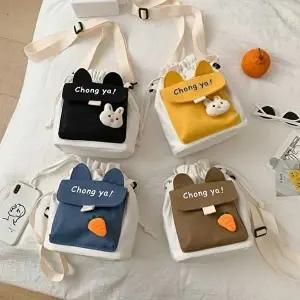 스트랩크로스백 복주머니 디자인 인형뱃지 가방참 캐주얼 크로스백