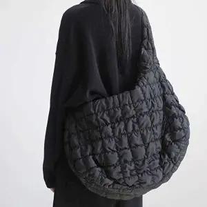 여성쇼퍼백 퀄팅 패턴 폭신폭신한 소재의 대용량 크로스 숄더백
