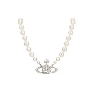 [비비안웨스트우드] 여성 원 로우 펄 바스 릴리프 실버 목걸이 63010106 P104