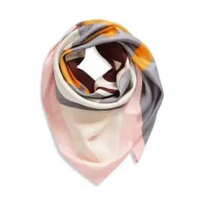 [토리버치] 컬러 블록 로고 실크 스퀘어 스카프 94503818