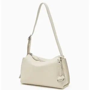 [질스튜어트]미뉴트 아이보리 가죽 참장식 미니숄더백 JABA5F022IV_s