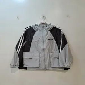 [더데이걸] 박시 후드 홑겹 바람막이TGJA25104