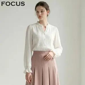 [포커스]프릴 넥 핀턱 레이스 블라우스_VFI6S1BL5081