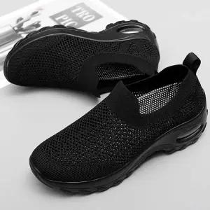 공항 패션 룩 스니커즈 여름 편한 니트 슬립온 코디 여성운동화