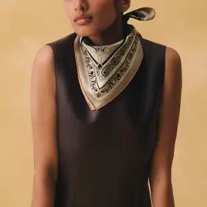 26년 에르메스 에트리에 리믹스 반다나 스카프 55 H044351S 03 베이지 도레