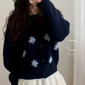 에버스발더 가디건 니트 꽃자수 남색가디건 가디건코디 꽃무늬 봄가디건 봄 니트가디건 봄옷 봄코디 예쁜