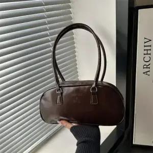 팽블몰 여자 빈티지 오피스룩 가을 질감의 바게트 솔리드 대용량 숄더백 슬림핏 HO3