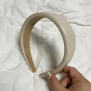 [골드스마일]베이지 합성 가죽 와이드 헤어밴드 두꺼운 머리띠 여성용 기본