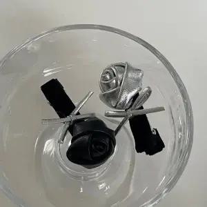 [골드스마일]벨벳 장미 리본 메탈릭 실버 블랙 헤어집게 옆머리핀 y2k 데일리