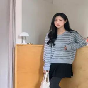 로에브 스트라이프 니트 / 브이넥니트 니트 브이넥 골지니트 레이어드 오프숄더 봄 크롭니트 스트라이프