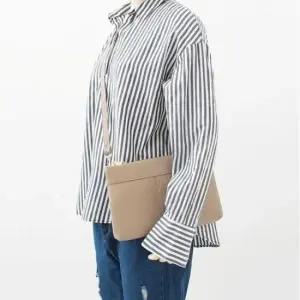 시크한 컴팩트한 미디 사이즈 클러치백 크로스백 가방