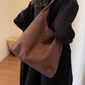 [패션] 빅 미니멀 데일리 스웨이드 숄더백