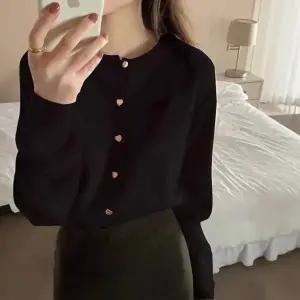 여성 금장하트 단추 라운드넥 니트 가디건 간절기 아우터 2색