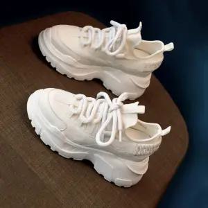 운동화 오즈가이아 비즈 통굽 흰색 키높이 여성 슬립온 JS1660