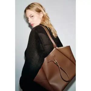 ZARA 디테일 맥시 토트백 - 다크 샌드