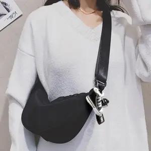 학생 캐주얼 매신저백 크로스 보조가방 메신저백 반달