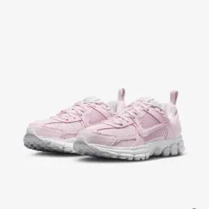 (국내매장판) 나이키 보메로 5 GS 딸기핑크 HF6998-600