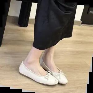 여성플랫 빅사이즈 발레리나 앞코 절개 리본 여성 플랫 단화-4fY