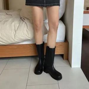 심플하고 118CDU66 모던한 무드의 미들 기장 부츠 5FWY
