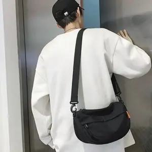 새들 백 데일리 나일론 가벼운 크로스바디 백 패션 반달 남녀공용 스트릿 메신저 캐주얼 사이드 버킷백