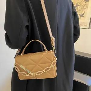 퀼팅 체인 토트 미니 크로스백 핸드폰가방 직장인가방 미니핸드폰가방 슬링백가방