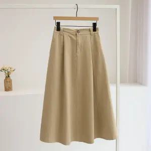 [잇수다] 드웬즈 봄 핀턱 절개 뒷밴딩 플레어 롱 스커트