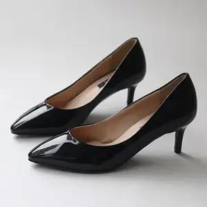 국내제작 뾰족코 에나멜 미들굽 낮은굽 하이힐 플랫Y