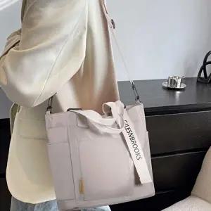 스트랩크로스백 심플 레터링 토트 손잡이 오픈형 멀티 포켓 크로스백