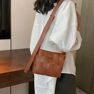 여성쇼퍼백 여자 소프트 컬러 데일리 스퀘어쉐입 모던 숄더백